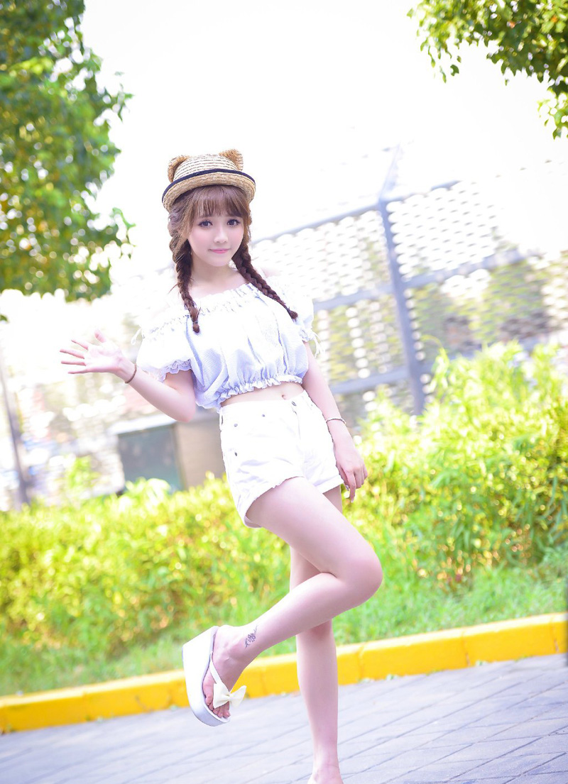 “幼常，蜀中对主公来说，太重要了，一旦输了蜀中，这天下……呵呵……”说到最后，诸葛亮悠悠的叹了口气，这种话，也只能跟马谡说说，其他人，诸葛亮不敢说，也不能说，太打击士气了。